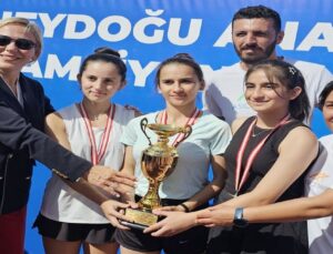 Hakkari Kadın Tenis Takımı Bölge İkincisi Oldu