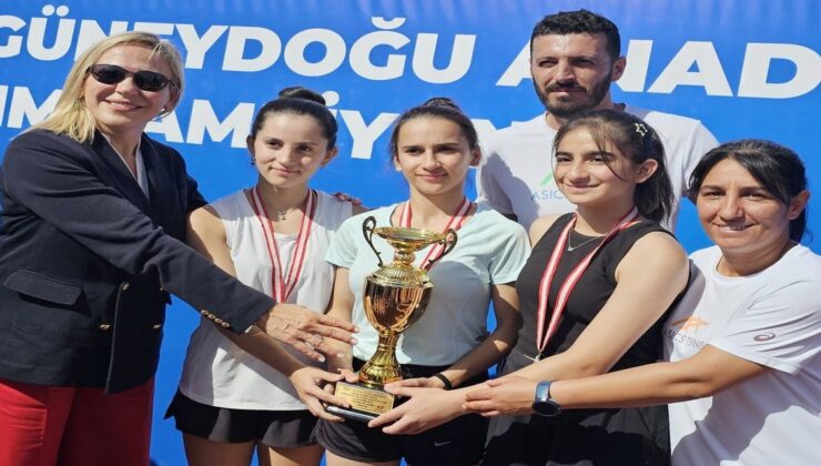 Hakkari Kadın Tenis Takımı Bölge İkincisi Oldu